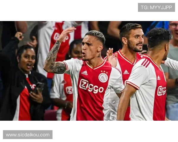 乔治精彩破门助力阿贾克斯10人反击领先局面